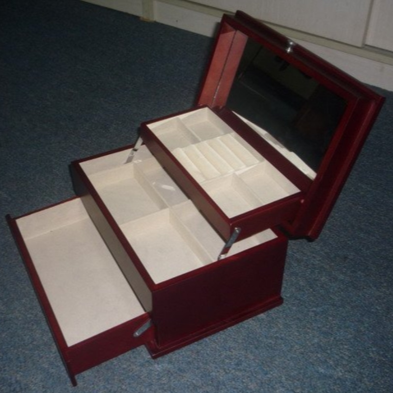 Drewniane pudełko z biżuterią