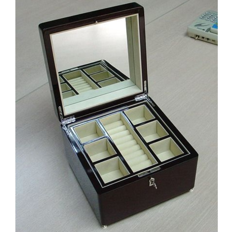 drewniane pudełko z biżuterią